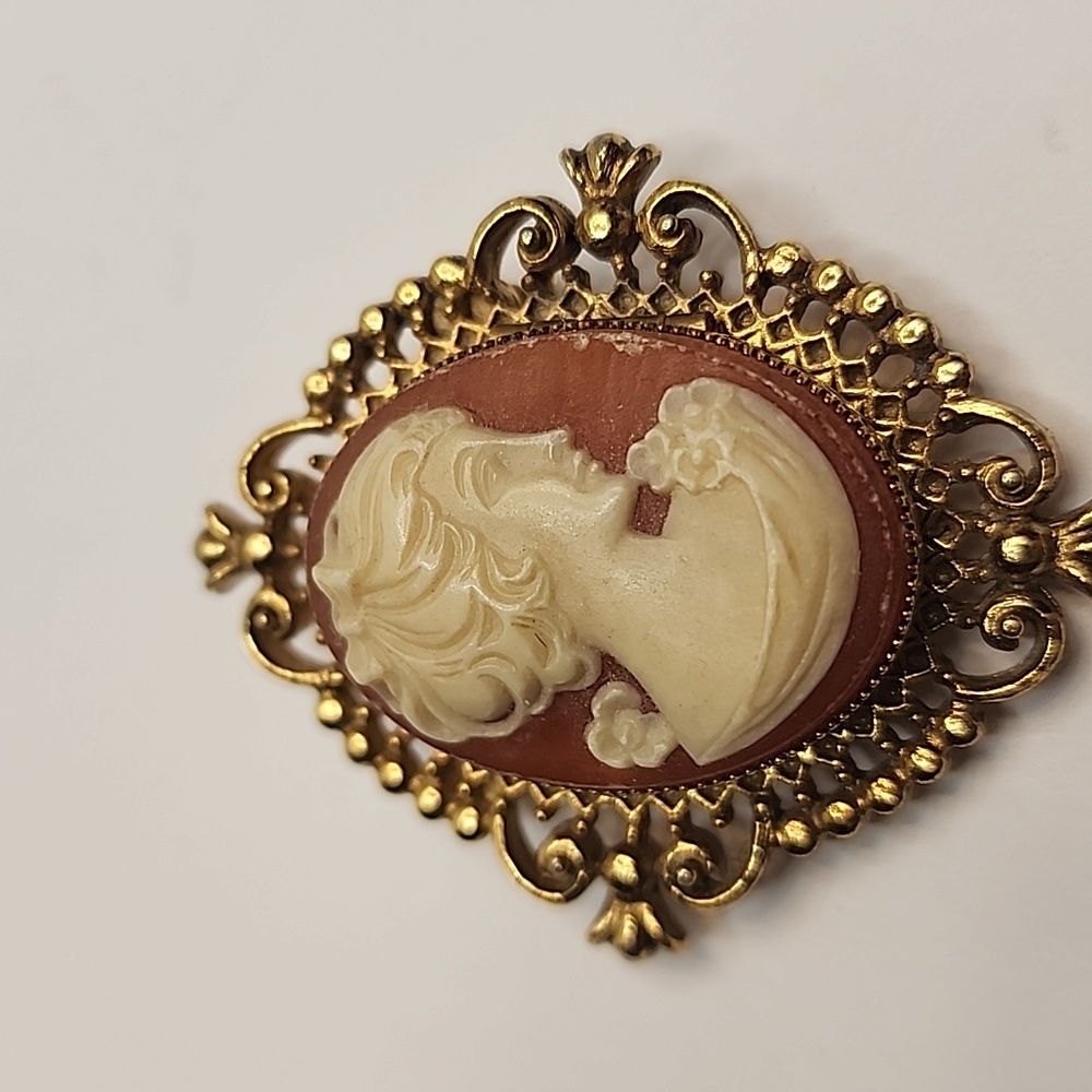 Vintage AVON locket Brooche Pin Works Fine Looks Like Authentic Cameo